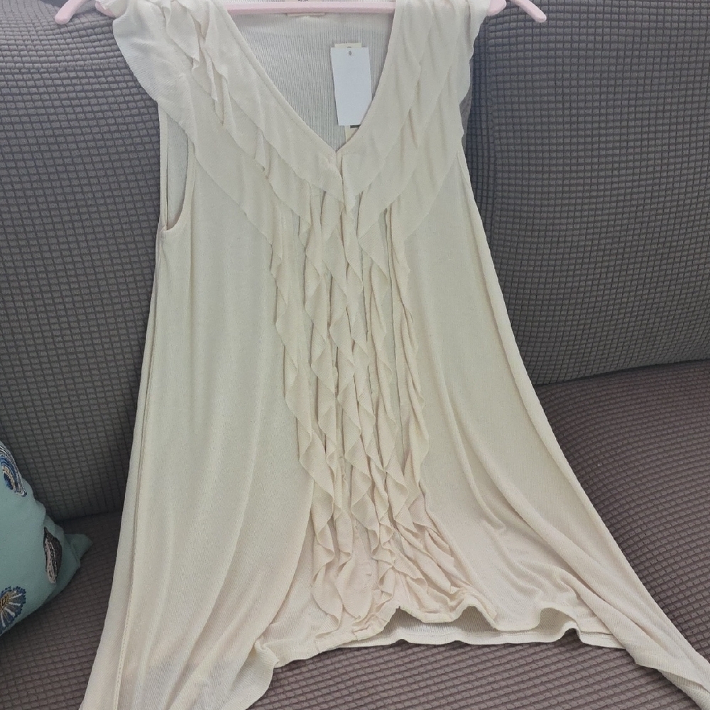 Chic Cream Ruffled Sleeveless Blouse - Picture 2 of 4